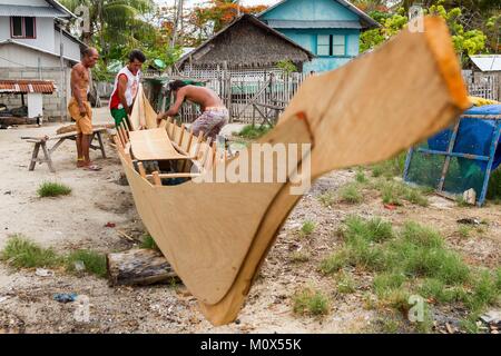 Philippines,Palawan,Roxas,Green Island,fishermen making a traditional wooden boat Stock Photo