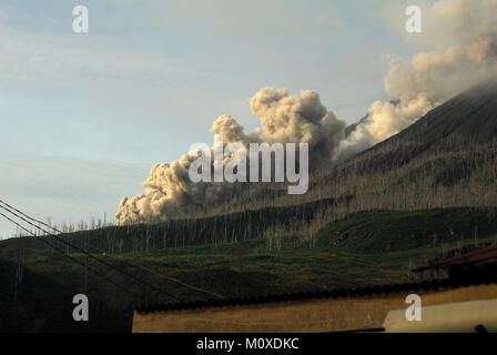 Indonesia. 24th Jan, 2018. Lava flows don't cool instantaneously. It can take days to years for a lava flow to completely cool. Lava flows are streams of molten rock that pour or ooze from an erupting vent. Credit: Sabirin Manurung/Pacific Press/Alamy Live News Stock Photo