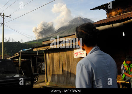 Indonesia. 24th Jan, 2018. Lava flows don't cool instantaneously. It can take days to years for a lava flow to completely cool. Lava flows are streams of molten rock that pour or ooze from an erupting vent. Credit: Sabirin Manurung/Pacific Press/Alamy Live News Stock Photo