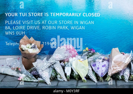 Bouquets of flowers and tributes outside the TUI holiday travel shop after the murder of Cassie Hayes in Southport, Merseyside, UK. Stock Photo