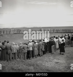 1951, historical picture, spectators watching South African golfer Bobby Locke - wearing his plus-fours or knickerbockers and flat cap - about to tee off on the links of Royal Portrush golf course in Co Antirm, Northern Ireland in the British Open Championship. Stock Photo