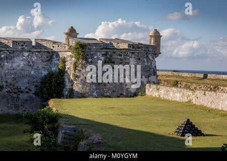 Portrait format of Castillo Del Morro, Carretera de la Cabana, lighthouse  and fortress, Havana, Cuba. Designed by Giovanni Batti Stock Photo - Alamy