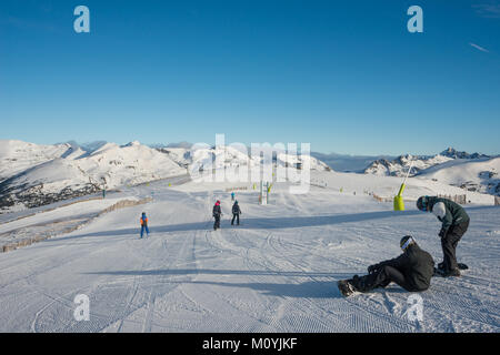 The low sun shines on the piste above Soldeu, Grandvalaria ski area, Andorra, Europe Stock Photo
