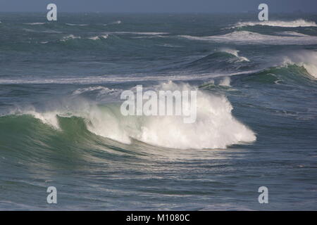 Newquay, Cornwall, UK. 25th Jan, 2018. Rough seas and 15 foot waves hit the north Cornwall coast around Newquay. Credit: Nicholas Burningham/Alamy Live News Stock Photo