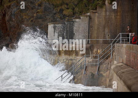 Newquay, Cornwall, UK. 25th Jan, 2018. Rough seas and 15 foot waves hit the north Cornwall coast around Newquay. Credit: Nicholas Burningham/Alamy Live News Stock Photo