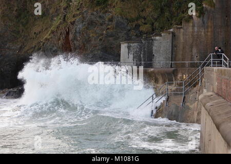 Newquay, Cornwall, UK. 25th Jan, 2018. Rough seas and 15 foot waves hit the north Cornwall coast around Newquay. Credit: Nicholas Burningham/Alamy Live News Stock Photo