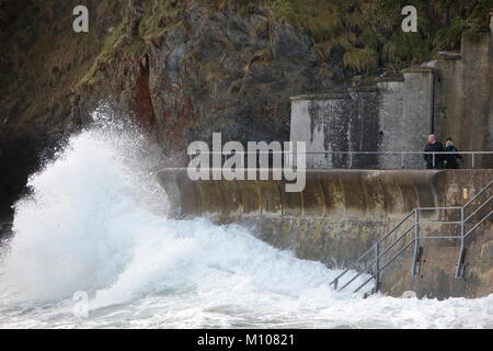 Newquay, Cornwall, UK. 25th Jan, 2018. Rough seas and 15 foot waves hit the north Cornwall coast around Newquay. Credit: Nicholas Burningham/Alamy Live News Stock Photo