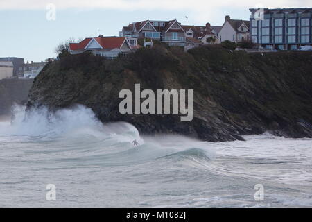 Newquay, Cornwall, UK. 25th Jan, 2018. Rough seas and 15 foot waves hit the north Cornwall coast around Newquay. Credit: Nicholas Burningham/Alamy Live News Stock Photo