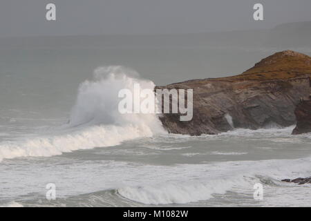 Newquay, Cornwall, UK. 25th Jan, 2018. Rough seas and 15 foot waves hit the north Cornwall coast around Newquay. Credit: Nicholas Burningham/Alamy Live News Stock Photo