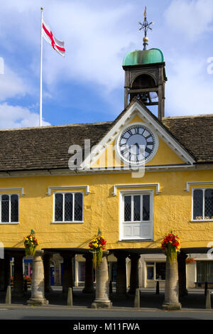 Colourful summer flowers decorate the historic old Cotswold Market Hall in Tetbury, Gloucestershire, UK  Tetbury, Gloucestershire, UK - 16th August 2010: Colourful summer flowers decorate the historic old Cotswold Market Hall in Tetbury Stock Photo