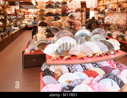 Kyo Sensu, Kyoto folding fan store interior, painted souvenir paper fans, Kyoto, Japan 2017 Stock Photo