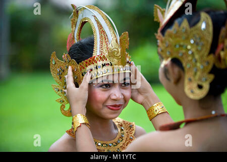 Indonesia. Sambirenteng. Island Bali. Young traditionnal Bali dancers (female) wearing headdress. Stock Photo