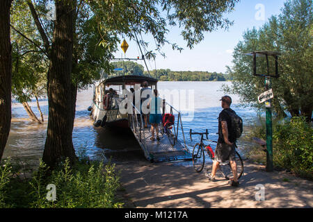 Germany, Cologne, river Rhine, ferry boat for bicycle drivers and walkers between the district Porz-Zuendorf and Weiss, landing place at the Rhine isl Stock Photo