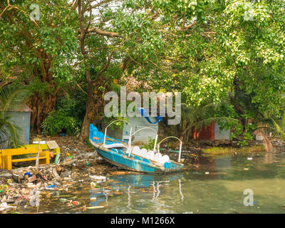 Ammoncement of garbage on the edge of the backwaters of Kochi (Cochin). Kerala, India Stock Photo