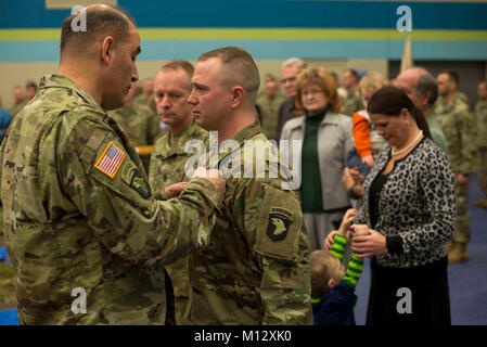 Maj. Gen. Andrew Poppas, 101st Airborne Division (Air Assault) commanding general, pins the Soldier’s Medal on Staff Sgt. Nicholas Davis, C Battery, 1st Battalion, 320th Field Artillery Regiment, 101st Abn. Div. (AASLT) Artillery cannon crew member and section chief, during a ceremony held at Fort Campbell, Jan. 22.  Davis, an Ellijay, Georgia, native and seven-year combat veteran with deployments to Iraq and Afghanistan, received the award for heroism and his lifesaving actions when he rescued a couple from a burning vehicle, June 9, 2017. Stock Photo