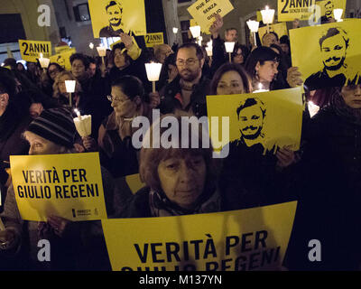 Rome, Rome, Italy. 25th Jan, 2018. The public seen lit up candles and carrying placards during the rally.Hundreds of torches were lit up at 19:41 in Piazza Montecitorio, the exact time when Giulio Regeni went missing in Cairo on 25th January 2016. The Italian public is calling for truth and justice in the torture and murder of Giulio Regeni in Cairo, two years has passed since the Italian researcher was disappeared. Credit: Danilo Campailla/SOPA/ZUMA Wire/Alamy Live News Stock Photo