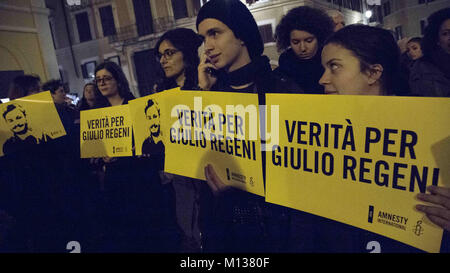 Rome, Rome, Italy. 25th Jan, 2018. The public seen carrying placards during the rally.Hundreds of torches were lit up at 19:41 in Piazza Montecitorio, the exact time when Giulio Regeni went missing in Cairo on 25th January 2016. The Italian public is calling for truth and justice in the torture and murder of Giulio Regeni in Cairo, two years has passed since the Italian researcher was disappeared. Credit: Danilo Campailla/SOPA/ZUMA Wire/Alamy Live News Stock Photo
