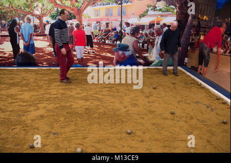 Olympia, London, UK. 26th Jan, 2018. The France Show runs from 26 January - 28 January 2018 featuring regional French food and wines, property sales and holidays. A game of Petanque takes place on the village square. Credit: Malcolm Park/Alamy Live News. Stock Photo