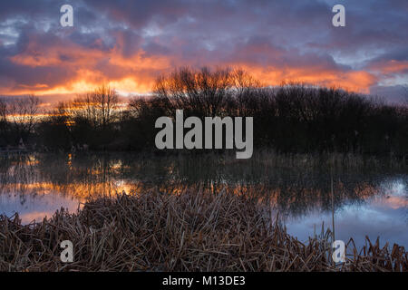 Barton-upon-Humber, UK. 26th January 2018. UK Weather: Sunrise over a Lincolnshire Wildlife Trust Nature Reserve, Barton-upon-Humber, North Lincolnshire, UK. 26th January 2018. Credit: LEE BEEL/Alamy Live News Stock Photo