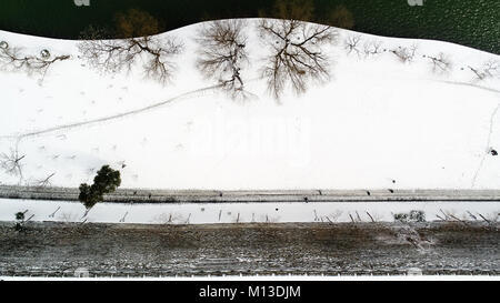 Nanjing. 26th Jan, 2018. Photo taken on Jan. 26, 2018 shows the snow scenery at the Xuanwu Lake in Nanjing, east China's Jiangsu Province. Credit: Li Xiang/Xinhua/Alamy Live News Stock Photo