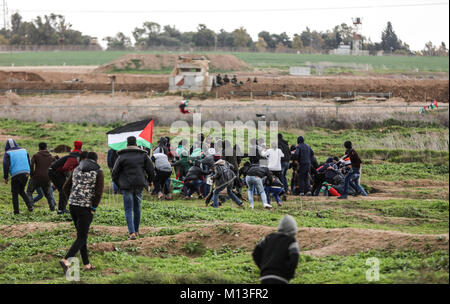 Gaza City, Palestinian Territories. 26th Jan, 2018. Palestinian protesters clash with Israeli forces along the border outside Gaza City, Gaza Strip, 26 January 2018. Credit: Wissam Nassar/dpa/Alamy Live News Stock Photo