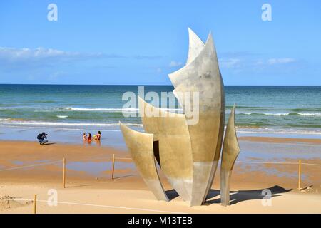 France, Calvados, plage de Vierville sur Mer (Omaha Beach), Les Braves sculpture dedicated to the 60th anniversary of the Normandy landings Stock Photo