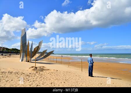 France, Calvados, plage de Vierville sur Mer (Omaha Beach), Les Braves sculpture dedicated to the 60th anniversary of the Normandy landings, American veteran collecting some sand on the beach Stock Photo