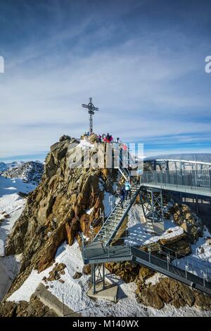 Austria, Tyrol, Otztal, Solden, Gaislachkogl ski mountain, Gaislachkogl Summit, elevation 3058 meters, viewing platform atop Ice Q gourmet restaurant, winter Stock Photo