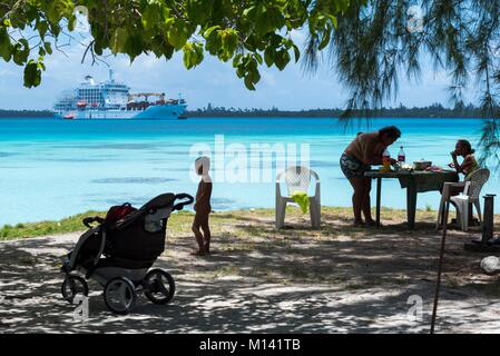 France, French Polynesia, Tuamotu Archipelago, Fakarava Atoll, Rotoava, UNESCO Biosphere Reserve, Cruise aboard Aranui 5, Aranui 5 at anchor in the lagoon, picnic Stock Photo