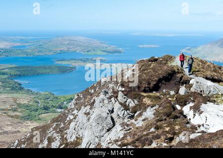 Ireland, County Galway, Connemara National Park, hikers at the top of Diamond Hill Stock Photo