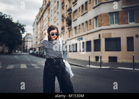 https://l450v.alamy.com/450v/m1530m/young-beautiful-woman-walking-on-the-streets-of-paris-in-best-fashion-m1530m.jpg