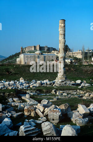 Column and Remains of the Artemision, Sanctuary or Temple of Artemis, one of the Seven Wonders of the Ancient World, at Ephesus, with the Citadel or Fortress Behind, Selçuk, Turkey Stock Photo