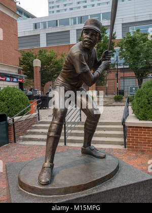 Hall of Famer sculpture of Eddie Murray at Oriole Park at Camden Yards, home to the Baltimore Orioles MLB team, Baltimore, Maryland, USA. Stock Photo