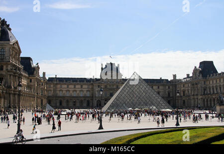 Front view of the Louvre Palace and Louvre Museum with the Louvre Pyramid and main courtyard (Cour Napoleon), in front, Paris, France. Stock Photo
