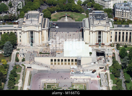 View of Palais de Chaillot (Chaillot Palace) and Rue Benjamin Franklin / Avenue du President Wilson streets behind it, Northwest from the top of the E Stock Photo