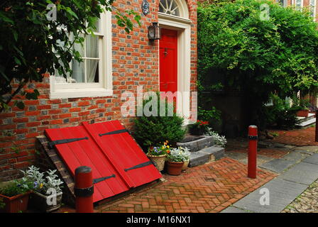 The historic Elfreth's Alley in Philadelphia is believed to be the oldest residential street in continuous use in the USA Stock Photo