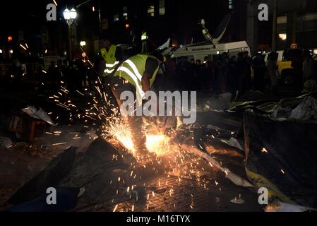 January 26, 2018 - INT.- 2018 January 26; Buenos Aires City, Argentina.- Malvinas argentinas island war soldiers are evicted from Plaza de Mayo (May Square) after ten years camping and claiming for recognition Credit: Credit: /ZUMA Wire/Alamy Live News Stock Photo