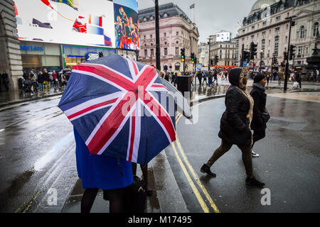 London, UK. 27th January, 2018. UK Weather: Cold and wet weekend in Piccadilly Circus.Credit: Guy Corbishley/Alamy Live News Stock Photo