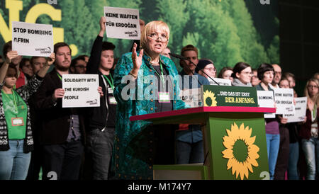 Hanover, Germany. 27th Jan, 2018. Claudia Roth (Greens), a vice president of the Bundestag, speaking at the Bundesdelegiertenkonferenz (lit. federal delegates conference) of Buendnis 90/Die Gruenen in Hanover, Germany, 27 January 2018. Credit: Bernd von Jutrczenka/dpa/Alamy Live News Stock Photo