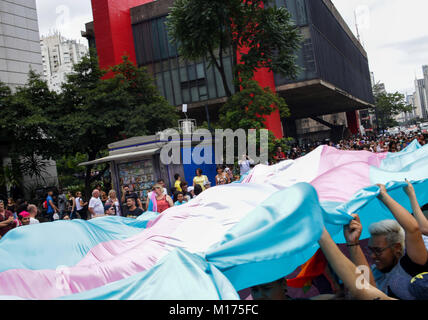 Sao Paulo, Brazil. 27th Jan, 2018. Hundreds of people linked to GLBT movements took part this Saturday afternoon (27) of the Third Walk for Peace in the VOA of MASP, in Av. Paulista Credit: Dario Oliveira/ZUMA Wire/Alamy Live News Stock Photo