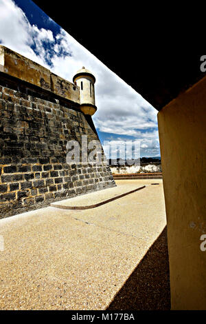Cumana, Sucre, Venezuela. 10th June, 2011. June 10, 2011. Castle of San Antonio de la Eminencia, built between 1665 and 1668 with the purpose of defending the city of Cuman''¡ from the attack of pirates and corsairs that lashed the Caribbean. It is located in the city of Cuman''¡, Sucre state, Venezuela. Cumana was the first city founded in the American continent. Photo: Juan Carlos Hernandez Credit: Juan Carlos Hernandez/ZUMA Wire/Alamy Live News Stock Photo