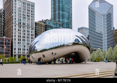 CHROME BEAN SCULPTURE IN THE MILLENNIUM PARK CHICAGO ILLINOIS UNITED ...