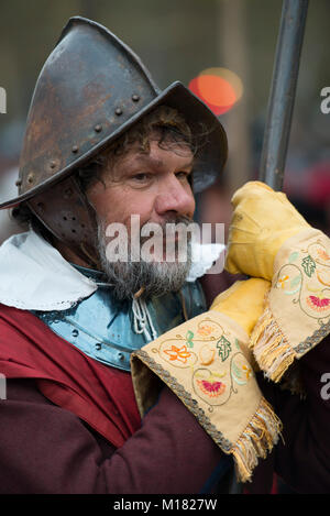 The Mall, London, UK. 28 January 2018. The King’s Army Annual March takes place, performed by members of The English Civil War Society, and follows the route taken by King Charles I from St James Palace, along the Mall to the place of his beheading at Banqueting House in Whitehall on 30 January 1649. A wreath is laid at his execution site. Credit: Malcolm Park/Alamy Live News. Stock Photo