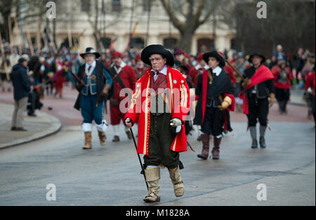 The Mall, London, UK. 28 January 2018. The King’s Army Annual March takes place, performed by members of The English Civil War Society, and follows the route taken by King Charles I from St James Palace, along the Mall to the place of his beheading at Banqueting House in Whitehall on 30 January 1649. A wreath is laid at his execution site. Credit: Malcolm Park/Alamy Live News. Stock Photo