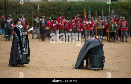 The Mall, London, UK. 28 January 2018. The King’s Army Annual March takes place, performed by members of The English Civil War Society, and follows the route taken by King Charles I from St James Palace, along the Mall to the place of his beheading at Banqueting House in Whitehall on 30 January 1649. A wreath is laid at his execution site. Credit: Malcolm Park/Alamy Live News. Stock Photo