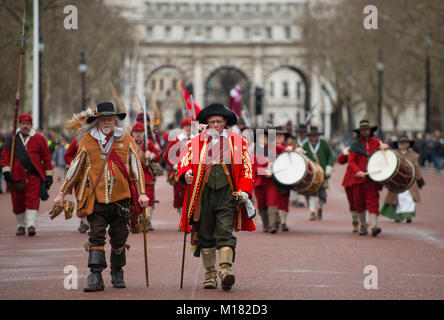 The Mall, London, UK. 28 January 2018. The King’s Army Annual March takes place, performed by members of The English Civil War Society, and follows the route taken by King Charles I from St James Palace, along the Mall to the place of his beheading at Banqueting House in Whitehall on 30 January 1649. A wreath is laid at his execution site. Credit: Malcolm Park/Alamy Live News. Stock Photo