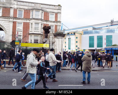 Fulham, London, UK 28th January, 2018  Warning signs against ticket touts (scalpers) displayed outside Chelsea  Football Club on the Fulham Road, at todays FA Cup 4th round game against Newcastle United. Credit: Motofoto/Alamy Live News Stock Photo