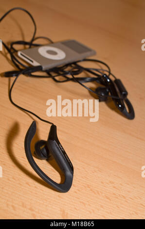 Old ipod and headphones uk Stock Photo