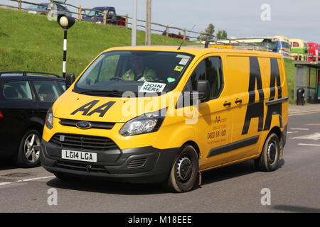 A SUNNY NEARSIDE VIEW OF AN AA AUTOMOBILE ASSOCIATION YELLOW FORD TRANSIT PATROL VAN ON A BUSY TOWN CENTRE ROAD Stock Photo