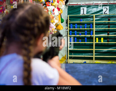 The girl shoots from an pneumatic machine in the prize dash Stock Photo